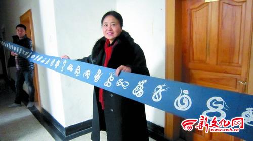 吉林市女子剪出22米长《百蛇图》 用时近一年