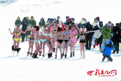 吉林国际比基尼盛装滑雪表演在北大壶举行