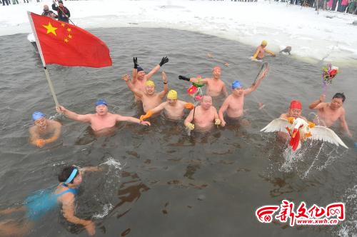 冬泳爱好者为此次活动准备了玩具鹅等有趣的道具 