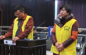 2012年12月10日，湖南衡阳市中级人民法院，顾湘陵（左）和妻子吴利君接受庭审。图/通讯员李建辉