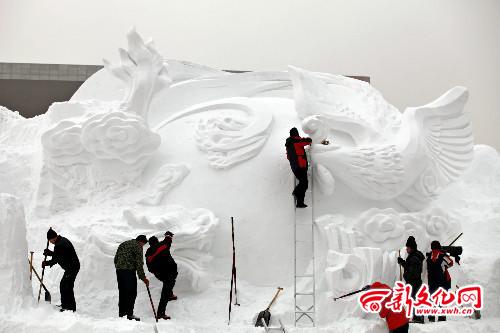 市政府门前，雕塑师正在对雪雕进行雕琢