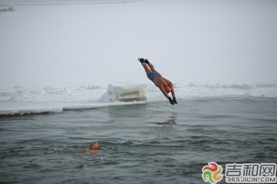 男子松原大桥江边造1.5米高冰雪跳台 大玩跳水