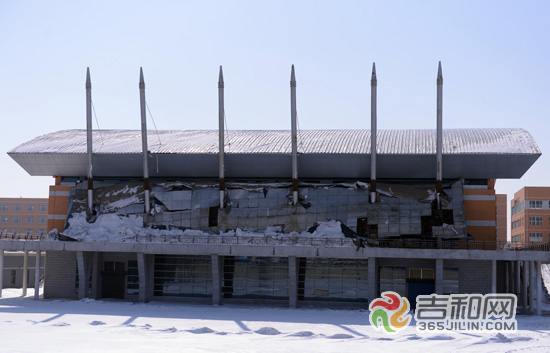 长春市第二实验中学体育馆北侧顶棚倒塌(图)