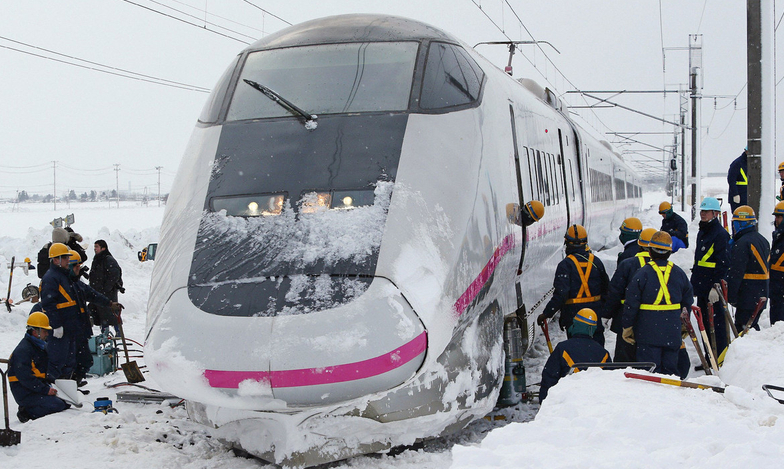 日本高速列车因大雪脱轨