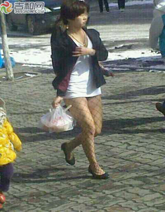 松原一女孩穿短裙逛街 东北的3月还是很冷
