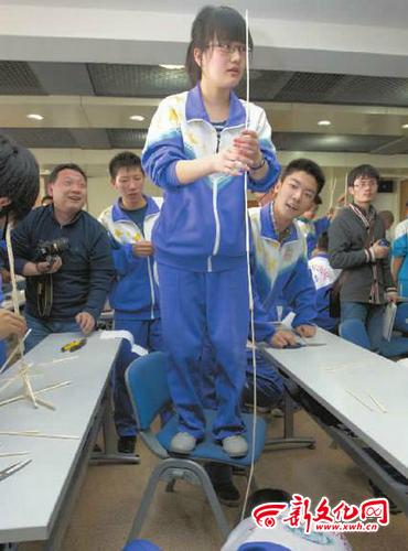 东师附中学生用20双筷子搭出1.85米“高搭”