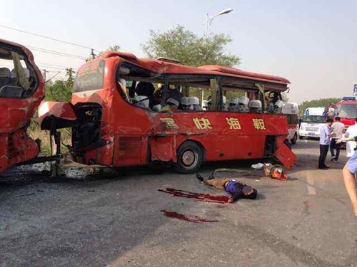 辽宁客车相撞致4死40伤 乘客满脸鲜血爬出肇事车