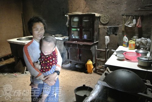 杜秀蓉和孙儿在简陋的厨房