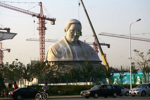 河南造价1.2亿宋庆龄雕像未完工即拆除(图)