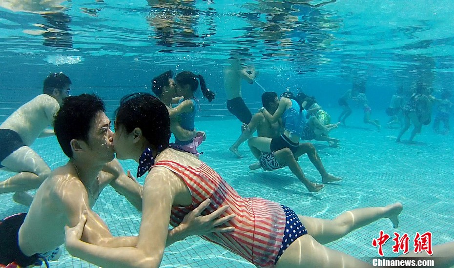 国际接吻日 广州举办水下接吻比赛