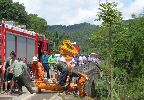 一旅游大巴在西双版纳坠入山谷致8死19伤