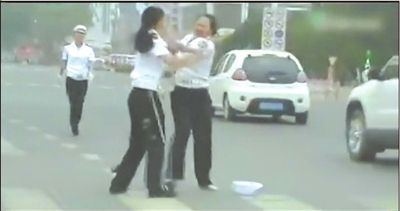 唐山2名女协警着制服街头互殴 官方称已开除