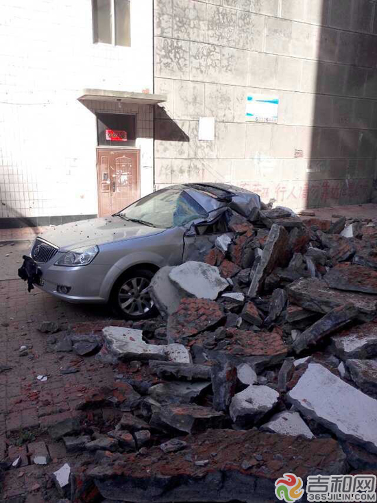 吉林商业大厦墙皮脱落70平米 小区内别克车被砸报废