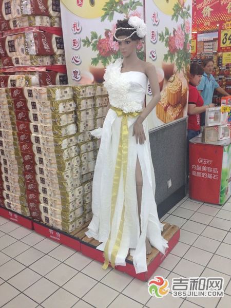 吉林市大润发超市 阿姨调皮用卫生纸为模特做婚纱