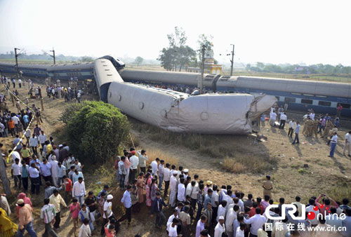 火车脱轨 印度 救援