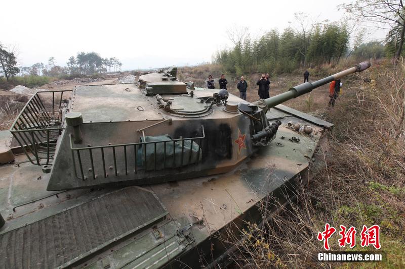 浙江土豪20万购退役坦克称不贵  没跑几步却“趴窝”