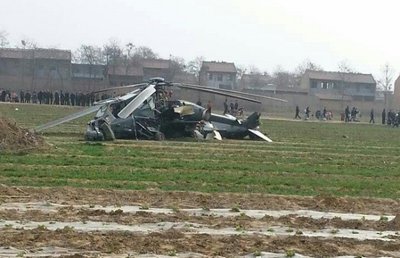 一飞机下午坠落渭南农田 2人伤