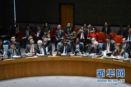 俄罗斯常驻联合国代表丘尔金（前左二）投票否决安理有关乌克兰问题的决议草案。