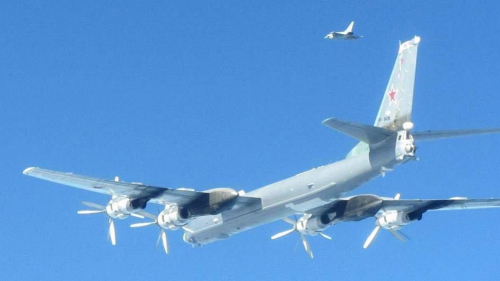 俄军图95轰炸机逼近 英国台风战机拦截