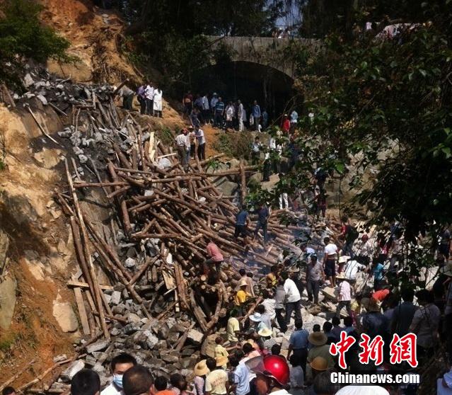 广东高州发生大桥坍塌事件 已致5人死亡