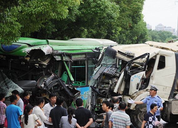 武汉一搅拌车失控撞向公交车 车头深陷32人受伤送医
