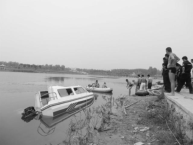 河北馆陶一公园巡逻艇行至湖心侧翻致6人溺亡