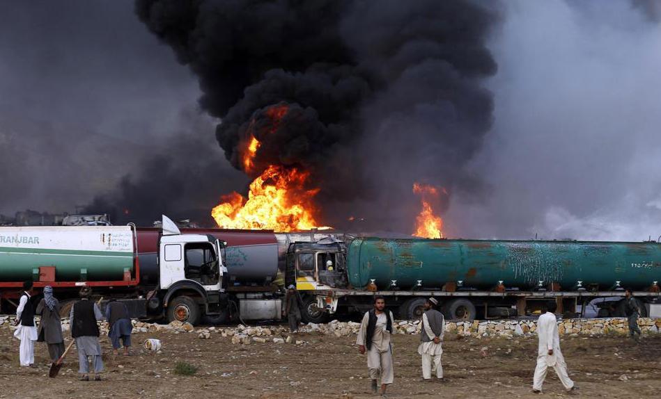 阿富汗200辆油罐车被塔利班烧毁 停车场变卡车墓地（组图）