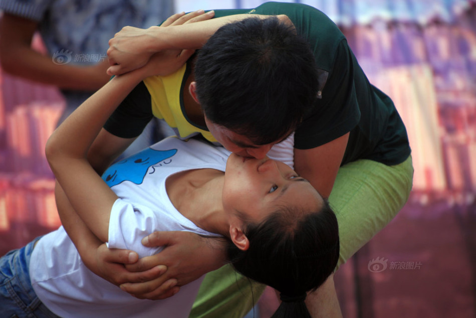 2014年7月5日，吉林市举办了一场接吻大赛，情侣、闺蜜等18名市民踊跃参加比赛，用各种吻姿表示爱意，经过半个多小时的角逐，最终一对情侣夺冠，摘得500元现金。供图：CFP