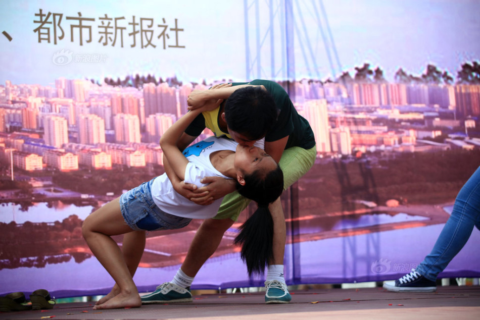 2014年7月5日，吉林市举办了一场接吻大赛，情侣、闺蜜等18名市民踊跃参加比赛，用各种吻姿表示爱意，经过半个多小时的角逐，最终一对情侣夺冠，摘得500元现金。供图：CFP