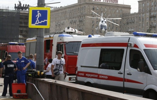 俄罗斯莫斯科一列地铁出轨致近80人受伤2人死亡