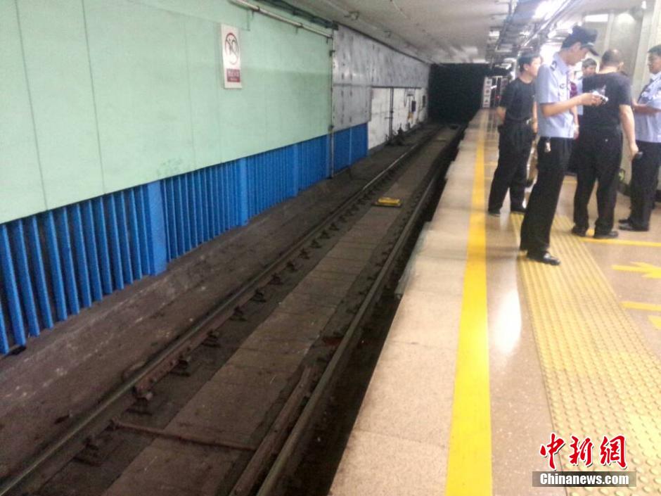 北京地铁2号线一乘客进入运营轨道 列车紧急停车
