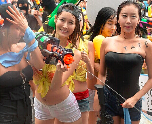 韩国避暑举办水枪大战 美女湿身遭摸臀