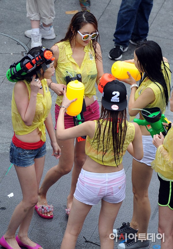 韩国避暑举办水枪大战 美女湿身歌手遭摸臀