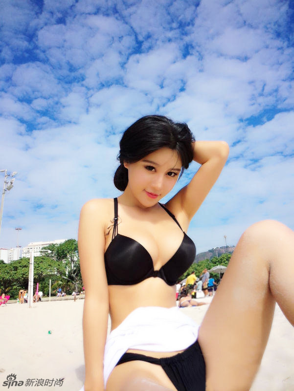 “中国乳神”里约沙滩 媚姿撩人秀巨乳