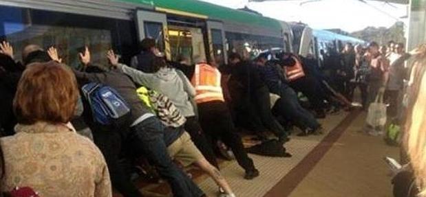 男子左腿掉进月台缝隙被卡 众乘客推开火车救人