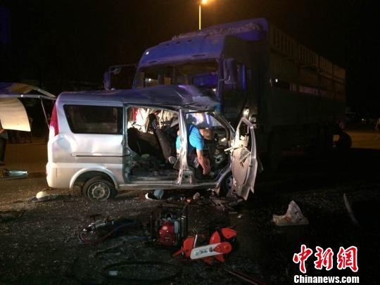 哈尔滨机场路发生重特大交通事故 8人死亡