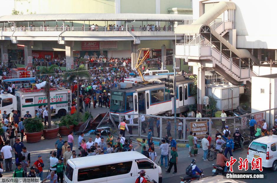 菲律宾城铁脱轨致多人受伤 