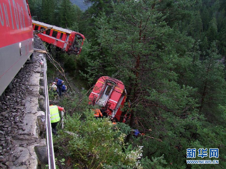 （国际）（1）瑞士东部发生列车脱轨事故 