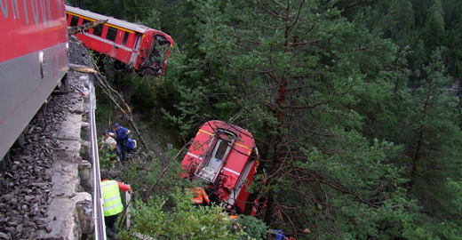 瑞士列车脱轨事故 突然遭遇泥石流山体滑坡而脱轨