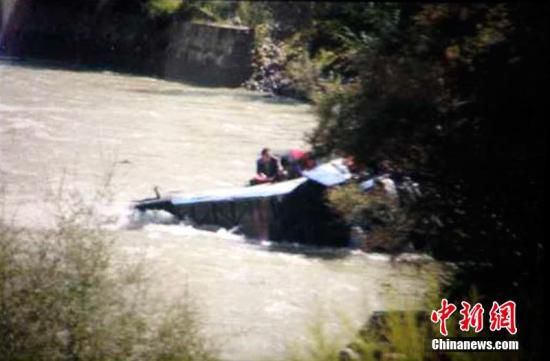 西藏一载47人大巴车在林芝翻入河道 已有十多人获救