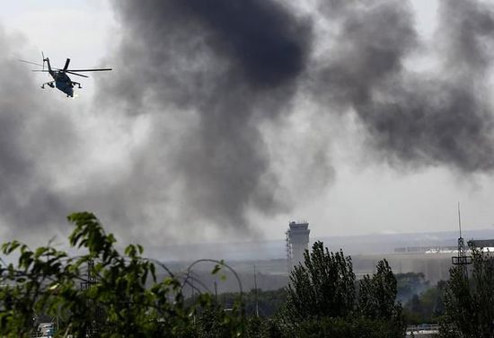 资料图：乌克兰政府军武装直升机在顿涅茨克机场与亲俄武装激战。