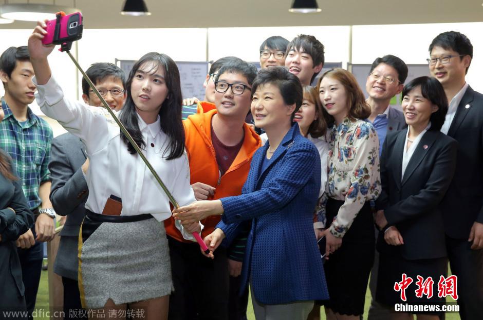 朴槿惠手持自拍神器与民众合影