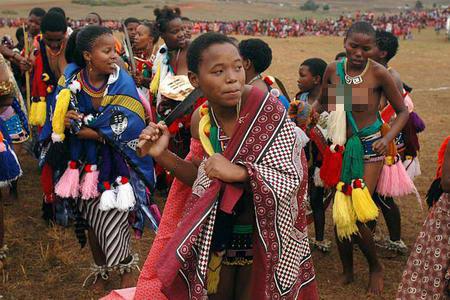 非洲最牛酋长妻妾4000多最小的与孙女同岁 死后选41人陪葬
