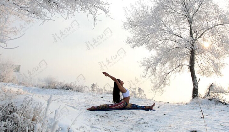 吉林女孩零下30度冰雪瑜伽 身材美丽冻人