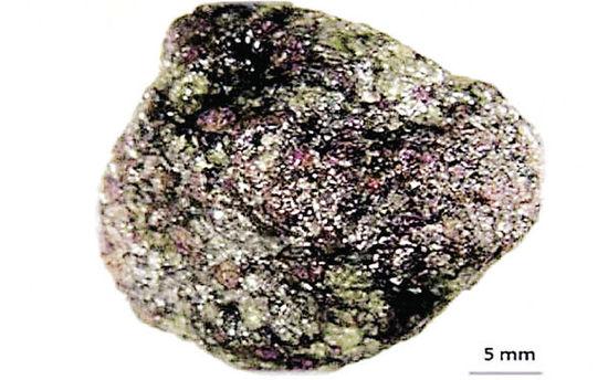 俄罗斯发现一块含有3万颗小钻石奇石(图)