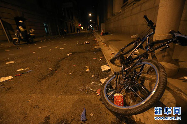 2015年1月1日凌晨，一辆自行车被踩坏的自行车被遗弃在上海外滩的路边。新华社记者 丁汀