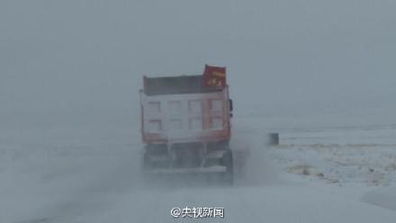 219国道西藏境内突降暴雪 73人被困
