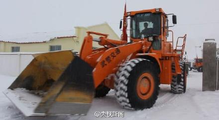 219国道西藏境内突降暴雪 73人被困