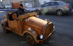 沈阳8级木匠打造二代木质电动轿车