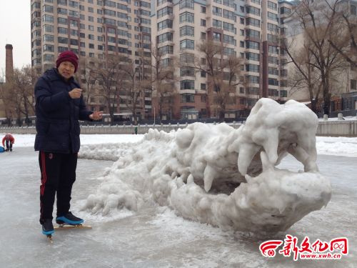 市民刘庆武制作了近10米长的雪塑鳄鱼。